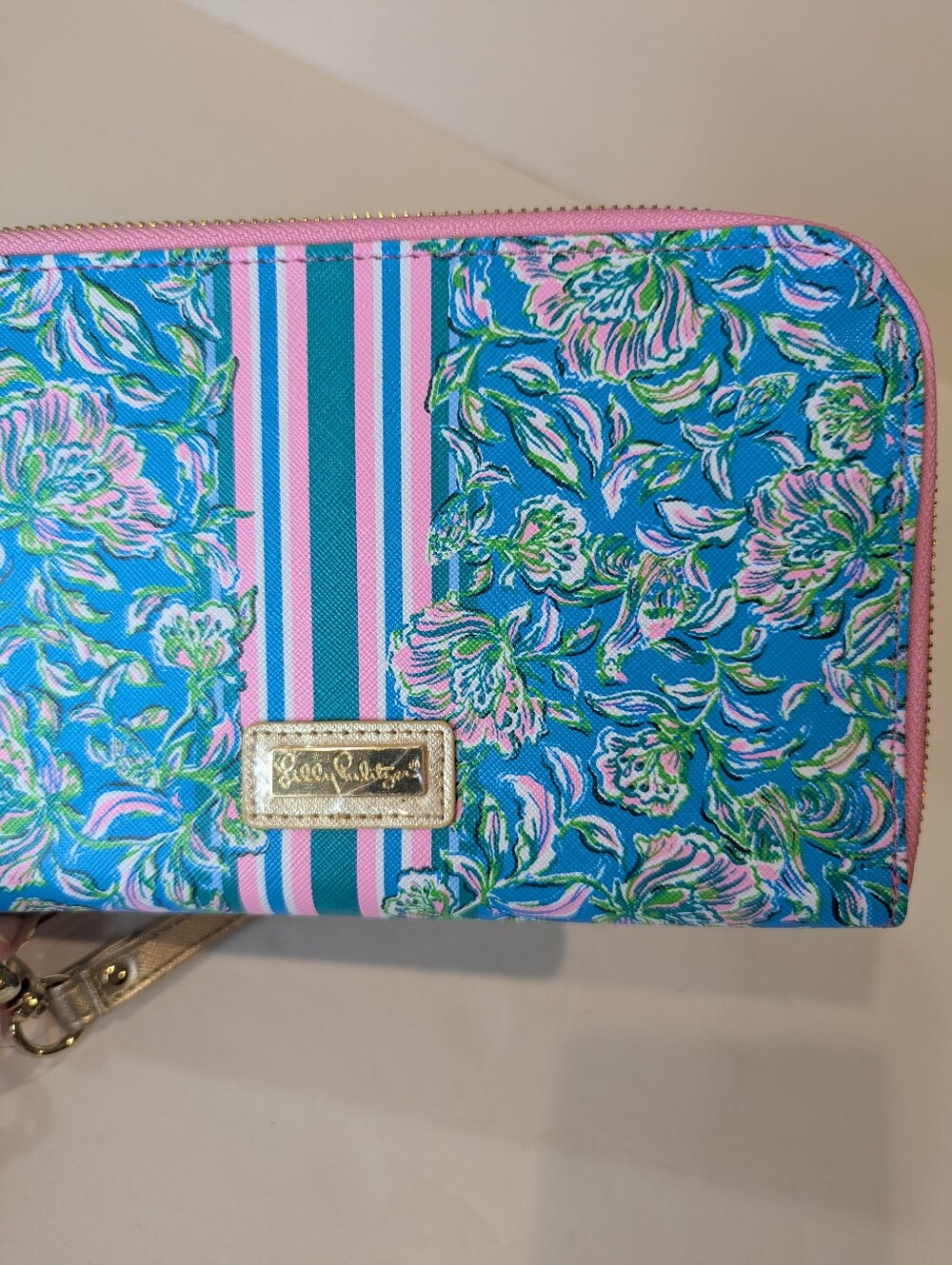 NWT Lilly Pulitzer Travel Wallet Passport Ticket Holder Wristlet Gold Hardware - Picture 3 of 11
